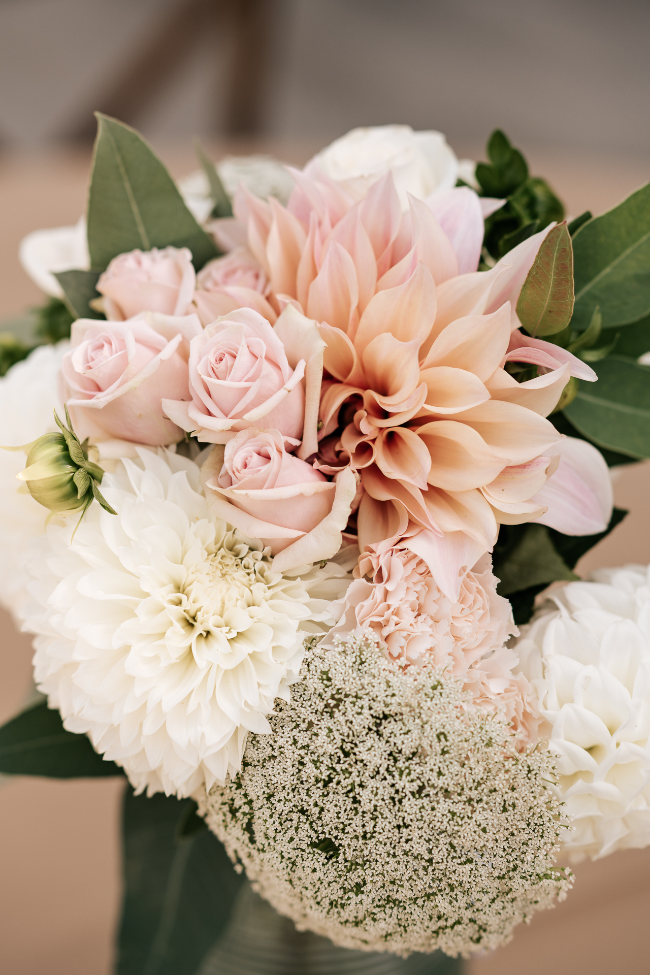 Wedding floral arrangement with pink and white flowers